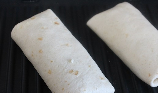 1. Этап. Горячий ролл с сосиской: Завернуть боковые края лепешки на начинку и скатать ролл. Так же поступить со второй лепешкой. Обжарить с двух сторон на гриле.