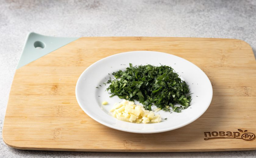 1. Этап. Суп с морской капустой и рисом: Зелень мелко порубите, чеснок пропустите через пресс.