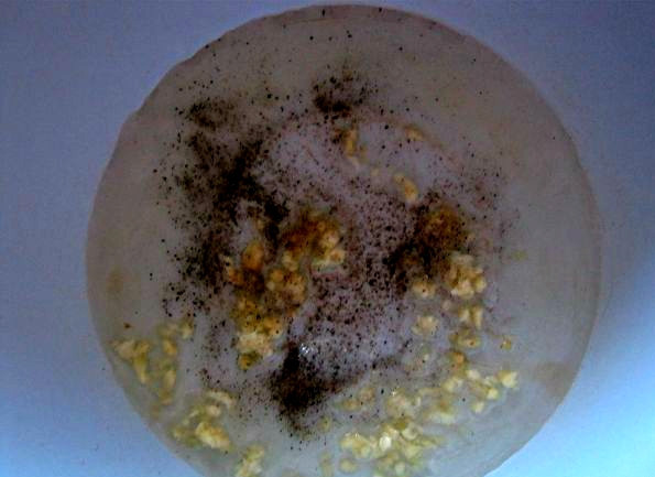 1. Этап. Сухарики в духовке: Делаем заправку. Замечательно, если у вас дома, помимо старой буханки хлеба, завалялся еще репчатый лук или головка чеснока. При наличии растительного масла мы можем сделать изумительный соус для сухариков. Тру на терке кусочек репчатого лука и зубчик чеснока. Наливаю в мисочку растительное масло. Насыпаю перец, соль и кладу натертые овощи. Перемешиваю.