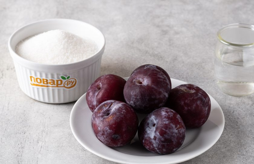 1. Этап. Варенье из красной сливы с косточками: Подготовьте все ингредиенты.