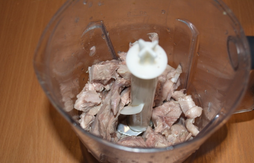 1. Этап. Вареники по-донскому: Отварную индейку поместите в миксер. Вместо индейки можно взять отварное мясо курицы или утки.