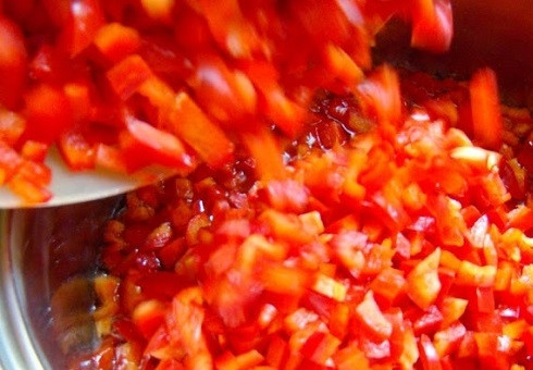 1. Этап. Салат на зиму из свеклы: В большую кастрюлю наливаем воду, добавляем соль, сахар, растительное масло и уксус. Когда маринад закипит, добавляем перец.