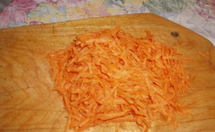 1. Этап. Маринованная капуста на скорую руку: 3. Морковь трем на терке и солим.