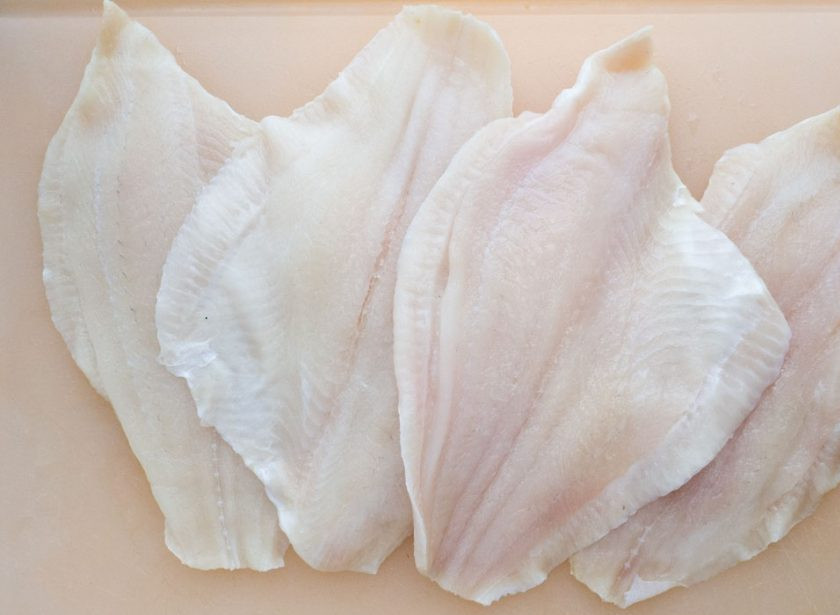 1. Этап. Панированная камбала с авокадо: Филе камбалы промойте и обсушите.