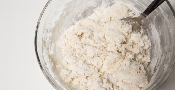 1. Этап. Бездрожжевые жареные пирожки с картошкой: Добавить пахту и замесить тесто.