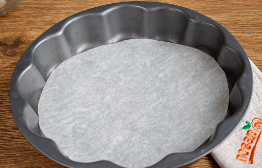 1. Этап. Шампиньоны в чесночной панировке: Духовку разогрейте до 220 градусов. Форму застелите пергаментом для выпечки.