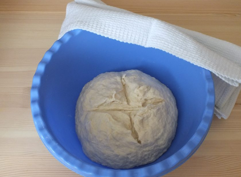 1. Этап. Заварное тесто на дрожжах: 6. Замесите тесто. Оно должно получиться гладким. Оставьте на 1,5 часа для подъема, сделайте одну обминку.