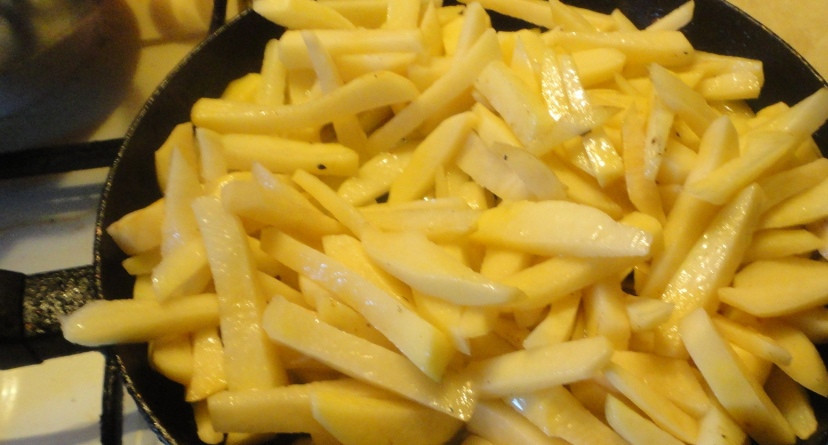 1. Этап. Картошка с луком на сковороде: Теперь начинаем жарить картошку. Не солите ее сразу, а то потом в кашу превратится. Обжариваем на сильно огне до корочки сначала.