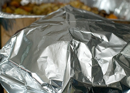 1. Этап. Цыпленок, фаршированный сухарями: 8. Накройте готового цыпленка фольгой, чтобы он выпустил все соки, а после подавайте к столу.