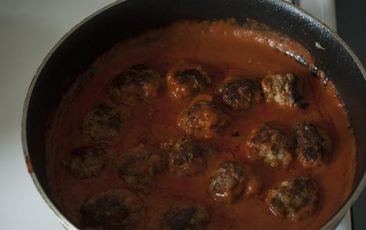 1. Этап. Котлеты, тушенные в подливе: 3. Затем заливаем бульоном и перетертыми томатами в собственном соку. Добавим специи по вкусу. На маленьком огне доводим до кипения, после чего тушим еще 10 минут.