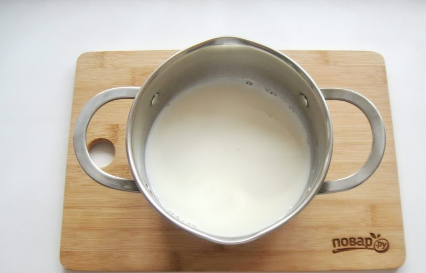1. Этап. Манный десерт: Кокосовое молоко налейте в кастрюлю и добавьте воду. Если нет кокосового, возьмите 280 мл обычного коровьего молока любой жирности.