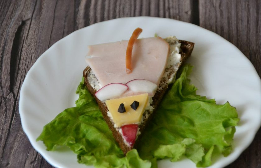 1. Этап. Бутерброды Мышки с ветчиной: Очень хорошо выложить 