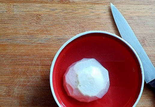 1. Этап. По мотивам салата Клязьма: Почему так делать по времени долго салат? Потому, что редьку чёрную нужно вымочить в холодной воде часа полтора, очистив её. Так у нас уйдёт горечь и её специфический вкус.