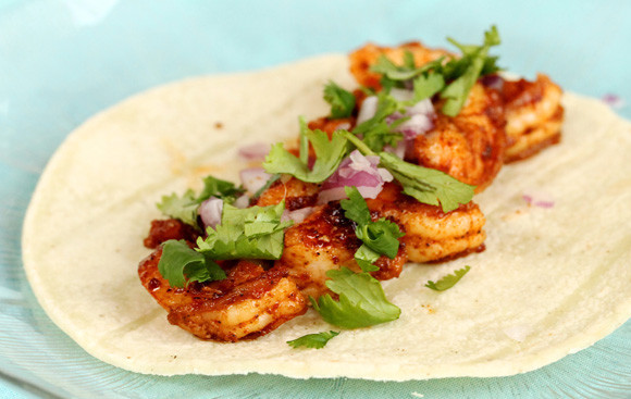 1. Этап. Салат под соусом: 12. Немного лука и петрушки.