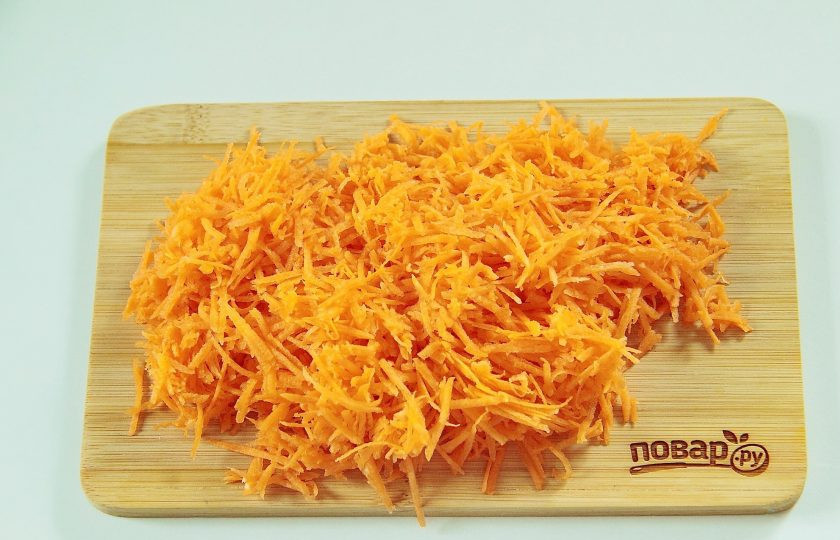 1. Этап. Зразы мясные с морковью: Морковь натрите на мелкой терке.