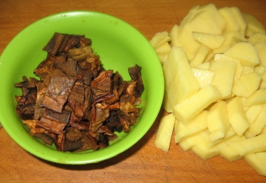 1. Этап. Щи боярские: В мясной бульон добавим грибной, доведем до кипения. Грибы порежем на небольшие кусочки, а картофель — небольшими брусочками. Дальше отправляем их в бульон, солим, перчим и варим 10 минут.