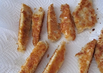 1. Этап. Жареное филе пангасиуса: Обжаренные до хрустящей золотистой корочки кусочки пангасиуса выложить на бумажную салфетку, чтобы та впитала в себя лишнее масло.