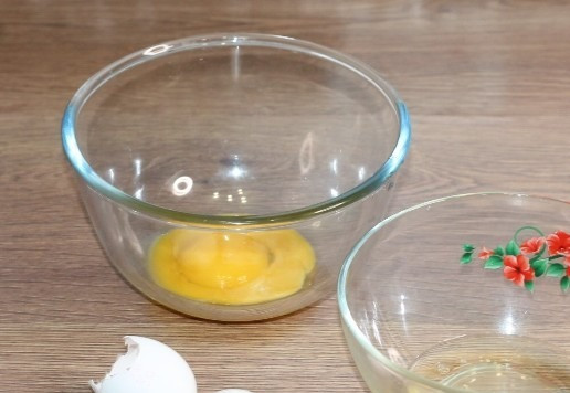 1. Этап. Кекс с кремом из творожного сыра: 2. Яичные белки (2 шт) отделяем от желтков (2).