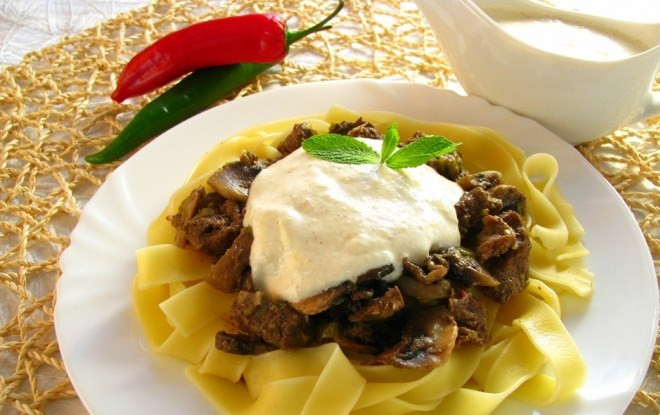 1. Этап. Паста с телятиной: Выкладываем на тарелку макароны, сверху мясо с грибами. Поливаем все соусом. Приятного аппетита!