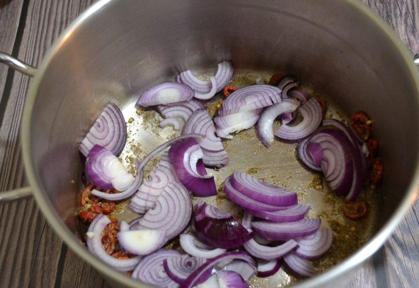 1. Этап. Чатни из слив на зиму: Добавьте лук, тушите до мягкости.