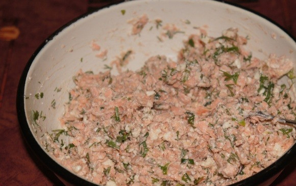 1. Этап. Пирог из форели: Филе режем на мелкие кусочки. Добавляем сыр и порезанную зелень. Перчим, солим по вкусу, досыпаем крахмал.