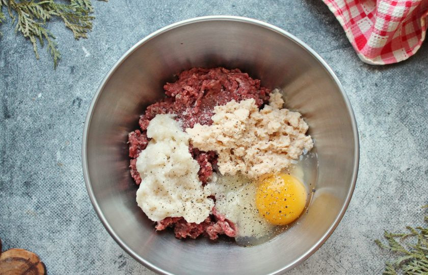 1. Этап. Котлеты из глухаря: Все посолите, поперчите и вбейте яйцо.