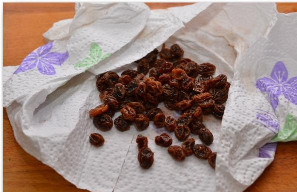 1. Этап. Фаршированные перцы и помидоры: Изюм достаем из кипятка, кладем обсохнуть на бумажные полотенца.