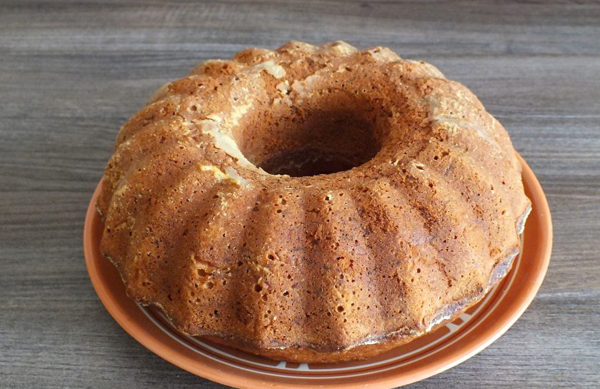 1. Этап. Бразильский морковный кекс: После переверните на блюдо и хорошо охладите.