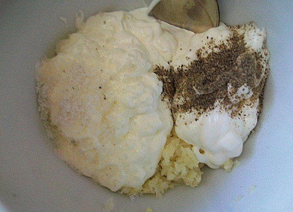 1. Этап. Соус для рыбы из майонеза: Смешиваем сметану, майонез, чеснок, специи. Хорошенько перемешиваем. Должна получиться однородная масса.