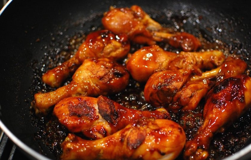 1. Этап. Куриные ножки в соусе Терияки: 7. Снимите крышку, переверните мясо и увеличьте огонь до среднего. Выпаривайте соус, чтобы он стал вязкий и липкий.