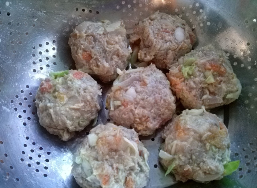 1. Этап. Ленивые голубцы с рисом и фаршем: Полуфабрикаты для ленивых голубцов опустите в кипяток на минуту. После этого они не будут разваливаться при тушении.