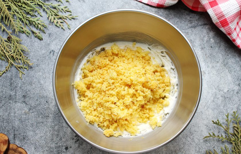 1. Этап. Пирожное Эскимо: Бисквит раскрошите в крошку и выложите в миску с кремом. Хорошо перемешайте.