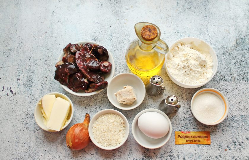 1. Этап. Пирожки с солеными груздями и рисом: Подготовьте все необходимые ингредиенты для приготовления пирожков с солеными груздями и рисом. Грибы промойте и дайте воде полностью стечь. Рис промойте и отварите в воде. Затем готовый рис промойте и дайте воде стечь.