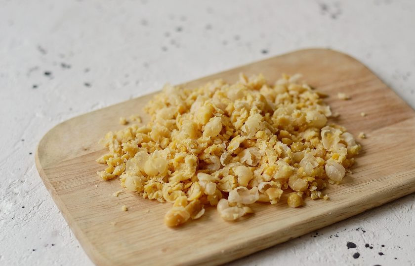 1. Этап. Веганский тунец: Нут разомните вилкой. Однородной консистенцию делать не надо, пусть останется текстура.