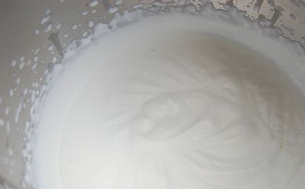 1. Этап. Мусс из персиков: 9. Параллельно взбивать сливки.