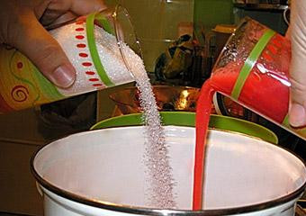 1. Этап. Желе из красной смородины: Наливаем в кастрюльку выжатый нами сок. Туда же добавляем весь сахар. Ставим на медленный огонь и варим до полного растворения сахара. Это займет буквально 5 минут. Кипятить не нужно - просто поварить на медленном огне, чтобы сахар растворился.