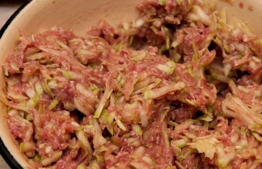 1. Этап. Котлеты из кабачков и фарша: Тщательно перемешиваем все ингредиенты до образования однородной массы.