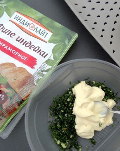 1. Этап. Горячие бутерброды на мангале: Измельчить зелень и чеснок, перемешать с майонезом.