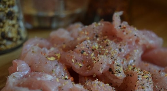 1. Этап. Индейка в сливочно-грибном соусе: Нарезаем филе индейки на небольшие кусочки, можно небольшими полосками толщиной примерно в 1 см. Немножко посолим, посыпем специями.