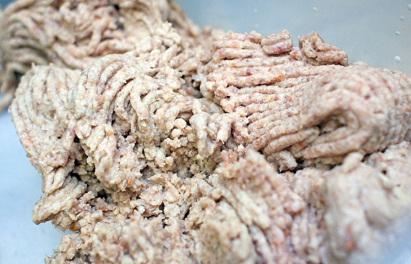 1. Этап. Фарш на шампурах: Все вместе пропускаем через мясорубку, можно пару раз. Фарш готовый замораживаем (придайте плоскую форму, тогда удобнее нарезать его будет).