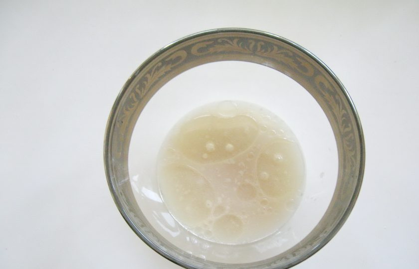 1. Этап. Пицца с колбасой и болгарским перцем: Добавьте соль и подсолнечное масло.