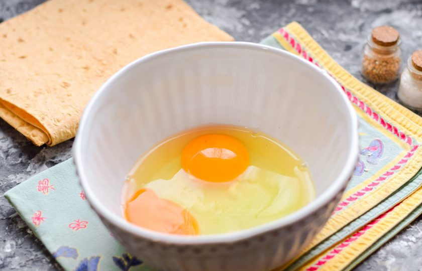 1. Этап. Запеканка с адыгейским сыром: Вбейте в глубокую миску несколько крупных куриных яиц.