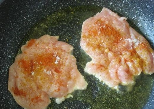 1. Этап. Куриная отбивная с ананасом: 3. На сильном огне обжарить отбивные на растительном масле в течение 1 минуты с каждой стороны