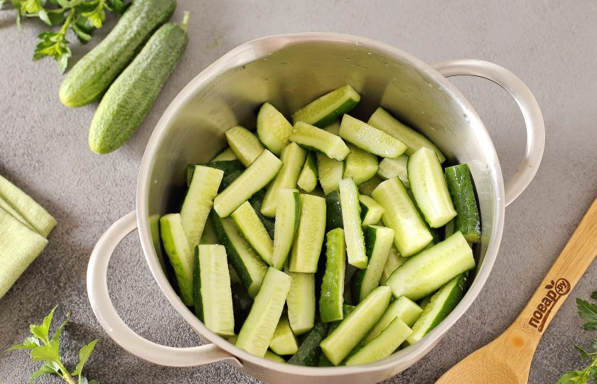 1. Этап. Огурцы по-польски дольками на зиму: Переложите огурцы в глубокую емкость.