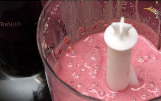 1. Этап. Брусничная паста: 2. Отдельно йогурт смешайте с крахмалом. Старайтесь сделать так, чтоб крахмал размешался полностью. Можно для этого отдельно его растворить в столовой ложке горячей воды. Заливаем фрукты и измельчем в блендере.