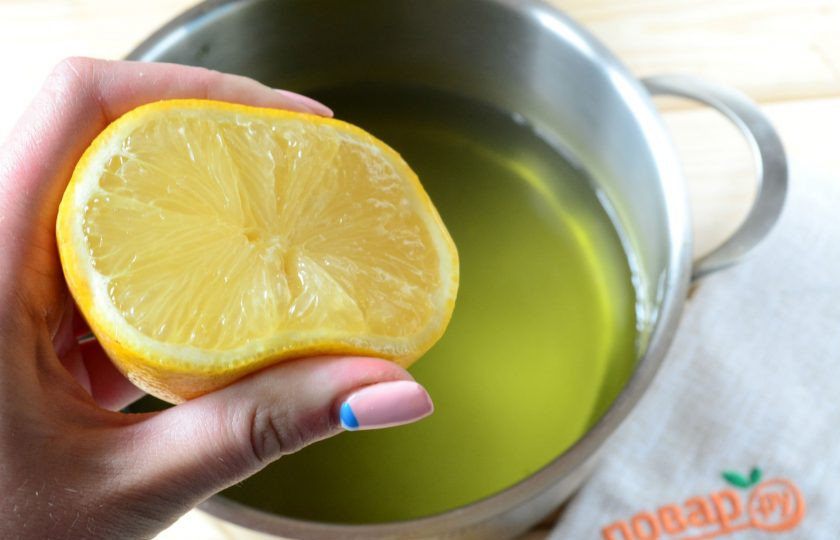 1. Этап. Мед из одуванчиков: Из целого лимона выдавите сок и отправьте в кастрюлю. Вскипятите и варите на медленном огне 30 минут. Уже через 10 минут вы увидите, как жидкость начнет загустевать и становиться более вязкой.