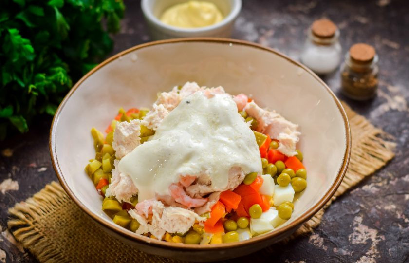 1. Этап. Оливье по-царски: Заправьте салат майонезом, соль и перец добавьте по вкусу. Перемешайте все и подавайте салат к столу.