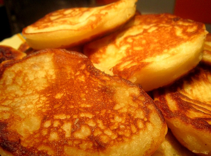 1. Этап. Оладьи из творога и кефира: Обжаренные оладьи желательно сначала перекладывать на салфетку, чтобы стекло лишнее масло. Оладушки с творогом получаются вкуснее, чем обычные. Подавайте их с чаем с вареньем и молоком!