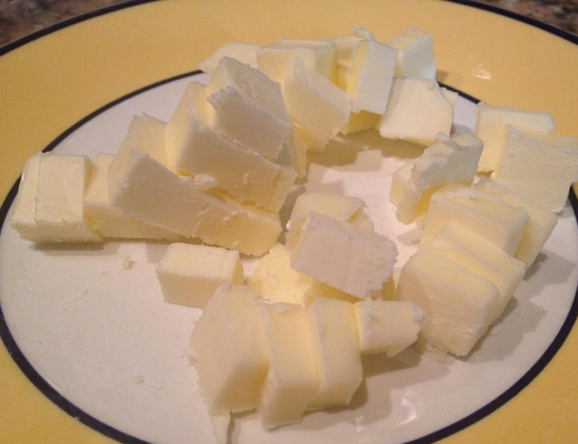 1. Этап. Воздушные слоечки Крем-чиз: Масло также порежьте и поставьте в морозилку на 30 минут.