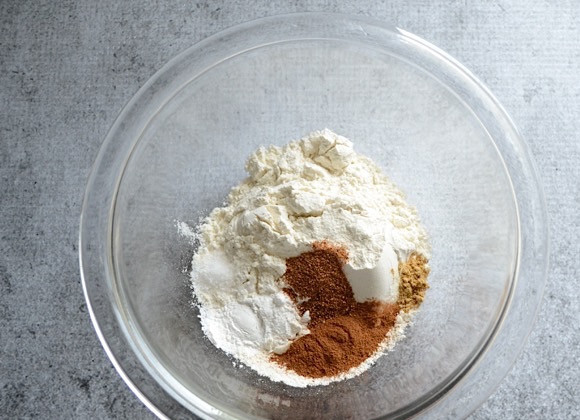 1. Этап. Пирог из моркови и ржаной муки: 1. В миску выложите разрыхлитель, ржаную муку, соль, корицу и перемешайте все составляющие.